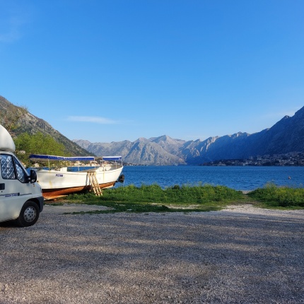 326_wohnmobil in bucht von kotor_230406.jpg