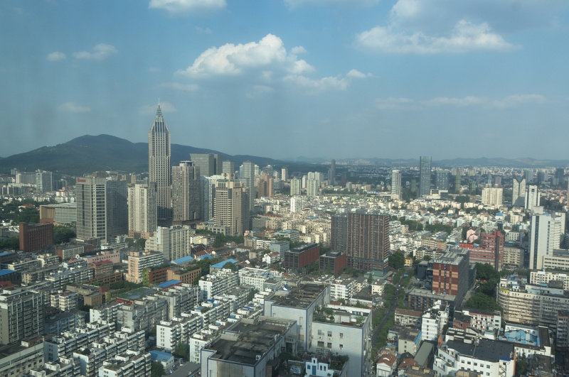 Die Innenstadt von Nanjing mit Blick auf den Purple Mountain
