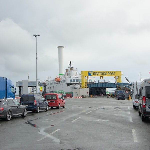 Bereit zum Einschiffen am Fährhafen in Rostock
