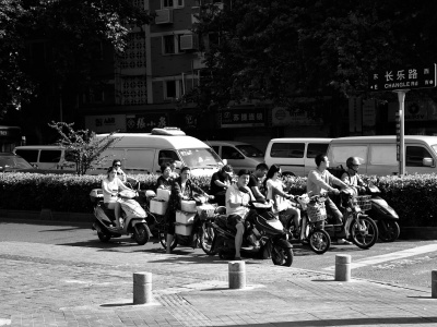 Wir haben Fahrradwege, in China gibts Mopedwege