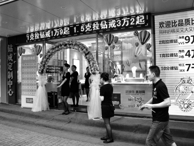 Ein Hingucker: Brautmodenshow in der Einkaufsstraße