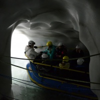 Mit dem Schlauchboot durch den Gletschersee