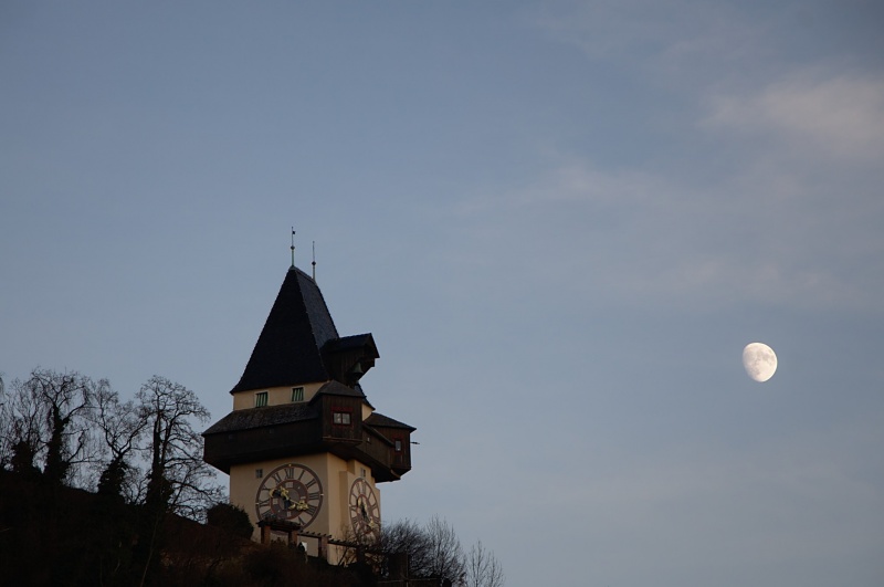 Grazer Uhrturm in der Abenddämmerung