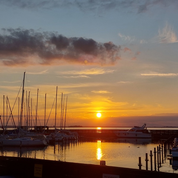Sonnenuntergang am Hafen von Stege