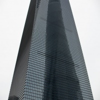Der Shanghai Tower spiegelverkehrt