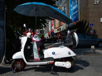 Moped mit Sonnenschutz