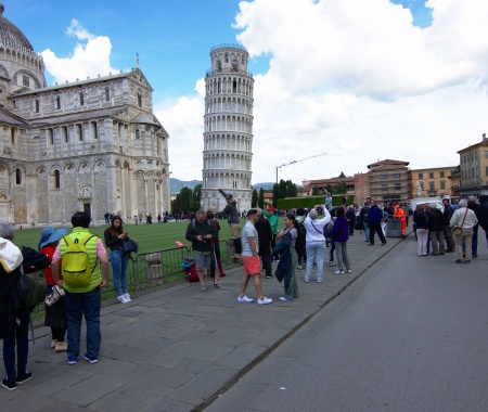Leute vor dem schiefen Turm von Pisa